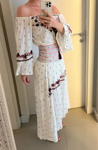 Vestido Farm com bordados e gola canoa de amarrar