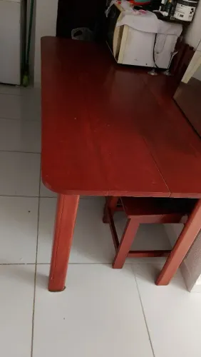 Mesa de madeira em bom estado Com seis cadeiras