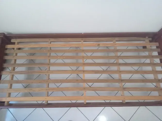 Cama de Solteiro em Madeira Maciça
