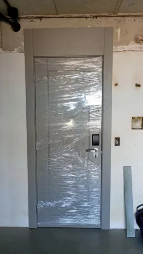 Carpinteiro em montagem de portas de madeira 