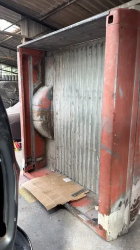 Caçamba f1000 em boas condições 
