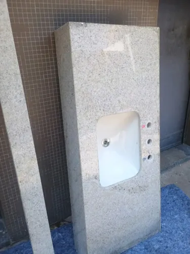 Tampo granito 55x130 cm com cuba e frontão