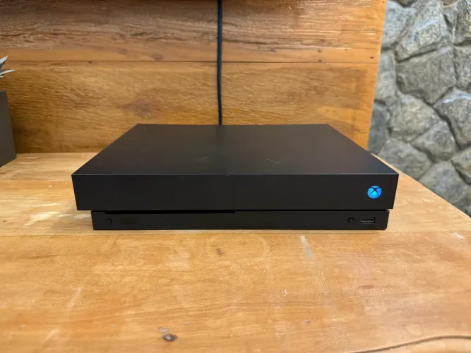 Xbox One X 1TB com defeito*