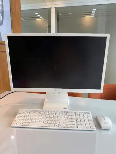 Computador All in One LG modelo 24V50N-C.BJ33P2