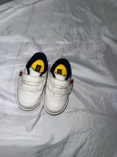 Sapatos de bebê menino, usado e conservado
