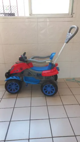 Carrinho de passeio quadriciclo 