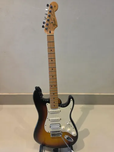 Fender Stratocaster Standard HSS - Sunburst - Com Seymour Duncan JB (SH-4)