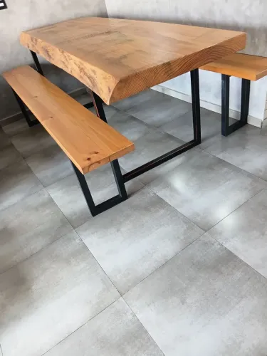 Vende-se jogo de mesa com2 bancos.