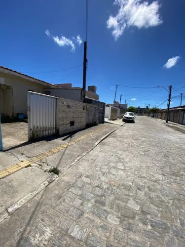 CASA ENTRE RUA DO JARRO E CIDADE DAS FLORES