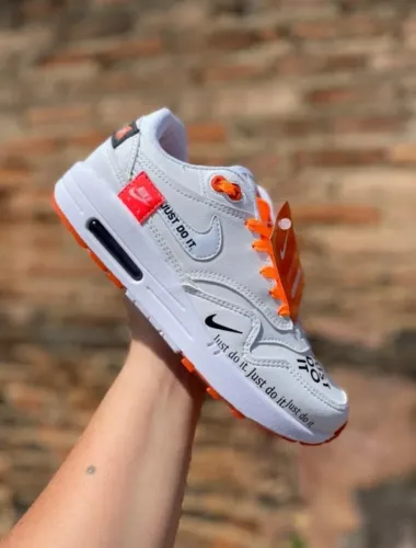 TÊNIS SNEAKER "JUST DO IT" BRANCO E LARANJA - NOVO NA CAIXA!