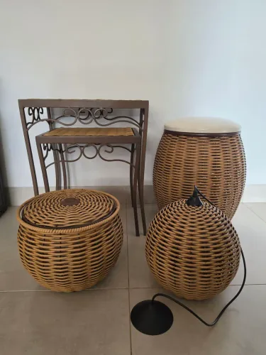 Kit varanda/sacada: pendente, cesta, conj de mesas de apoio mesa e banqueta puff 