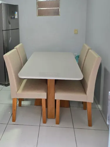 Mesa com tampo de vidro e 4 cadeiras Maia