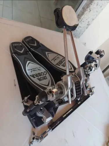 Pedal duplo Iron Cobra P900 com case e batedor de madeira