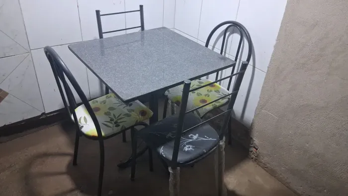 Mesa com quatro cadeiras