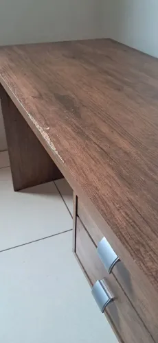 Escrivaninha e cadeira