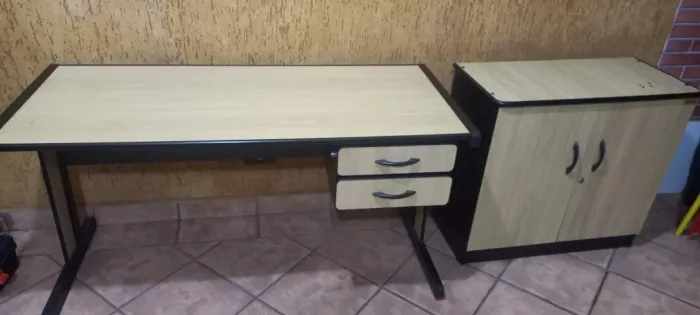 Mesa de escritório e armário 