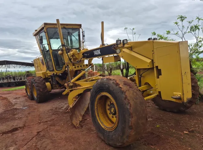 Motoniveladora Caterpillar 140K ano 2013, motor feito com apenas 3.000 horas, em SP