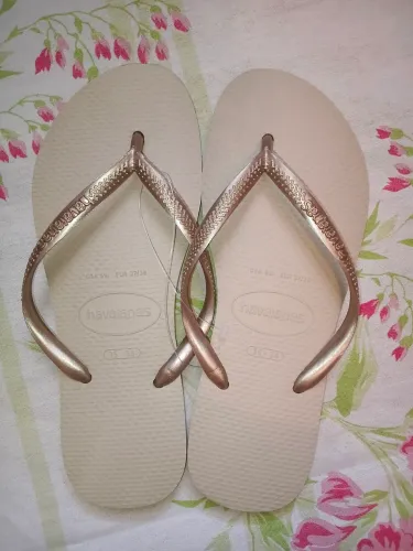 Chinelo havaianas cor bege e correia dourada, feminino, tamanho 35/36