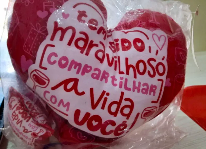 Pelúcia com frase/formato coração acompanhado com chaveiro.