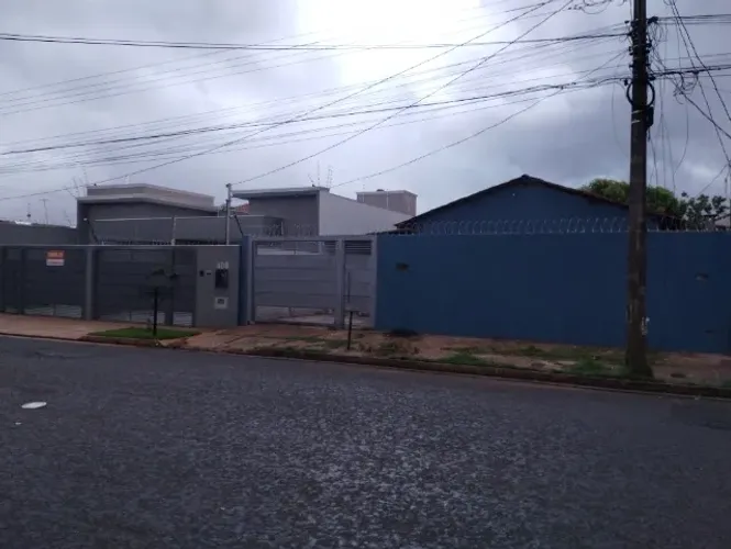 ? ALUGA-SE CASA + EDÍCULA ? Tijuca I - Campo Grande/MS  ? 3 Quartos ? Sala ampla ? Cozin