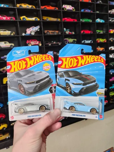 2 Hot Wheels Ford Mustang GTD