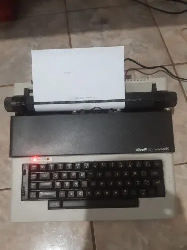 Máquina de escrever olivetti elétrica funcionando relíquia RS 350.00 