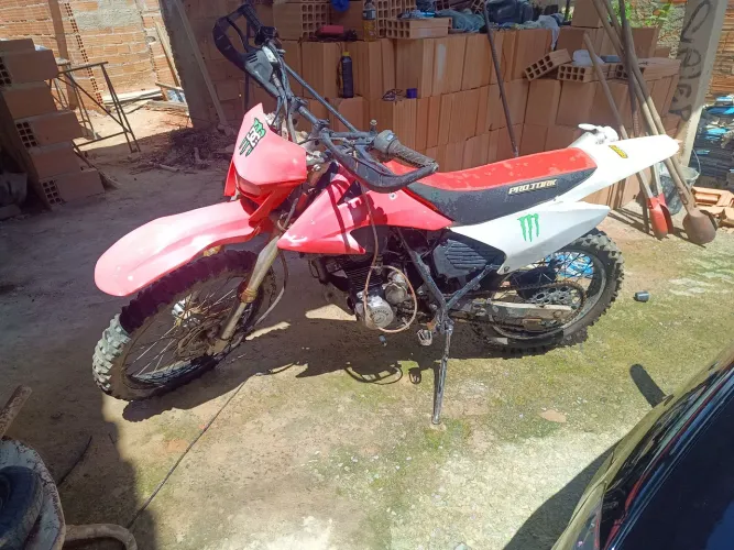 XR 200 preparada para trilha. COM SUSPENSÃO INVERTIDA