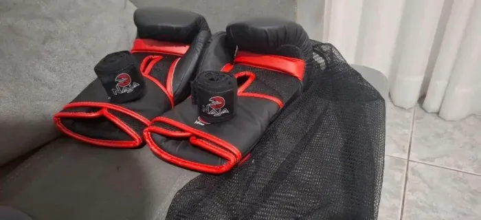 KIT LUVA DE MUAY THAI/BOX NAJA + 1 PAR DE BANDAGEM E BOLSINHA