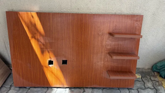 Painel MDF com prateleira.