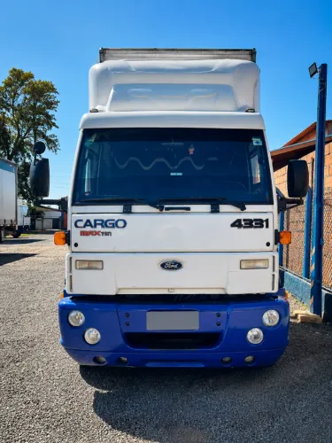 Ford Cargo 4331 4x2 2004 com Semirreboque Baú Randon 1989