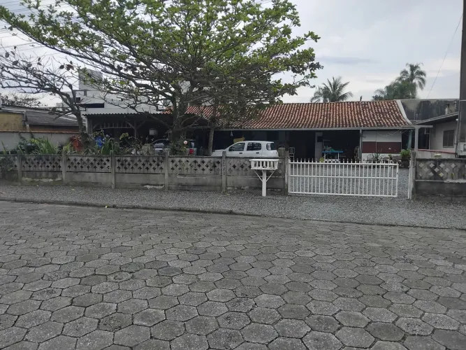Casa com amplo espaço na frente