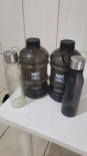 2 Galões de Água 2,2 L Darkness e 2 Garrafas Squeeze 590 ml Clean Topget