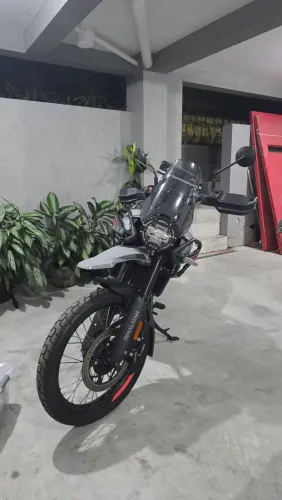 Royal Enfield Himalayan 450 equipada e pouco rodada. Oportunidade!
