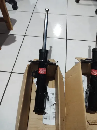 Par de Amortecedores Dianteiros KYB Excel-G Novos Nunca Instalados