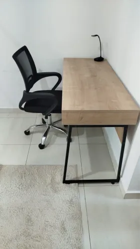 Mesa para escritório + a cadeira