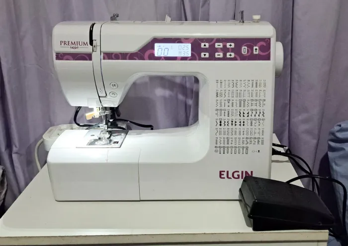 Máquina de costura Elgin JX10000 com 100 pontos