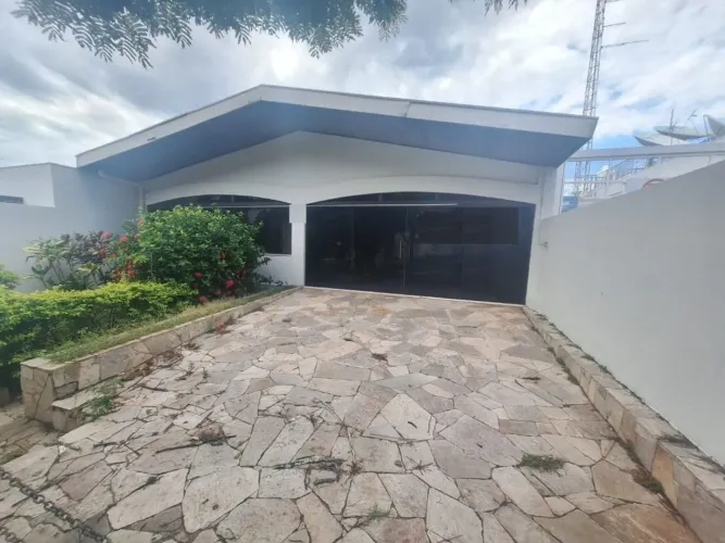 Casa com 5 quartos e 4 vagas para alugar no Centro Marília/SP