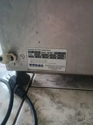 Vendo máquina de fatiar gural AXT301 semi nova