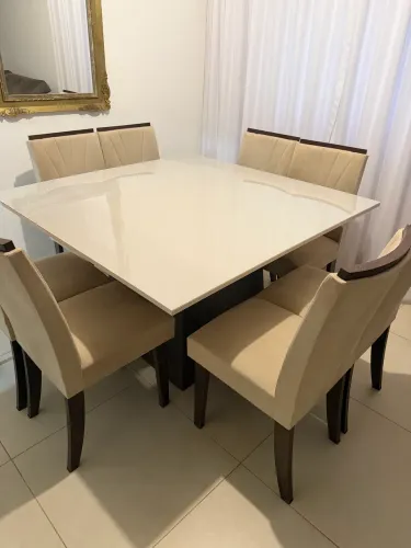 Mesa com 8 cadeiras