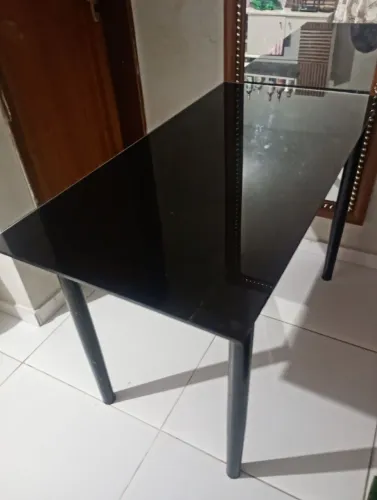 Mesa com tampo em vidro