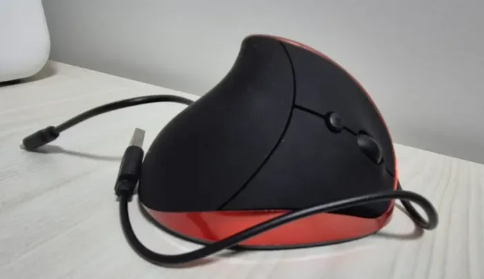 Mouse Vertical Óptico sem fio Kapbom, modelo KA-625.