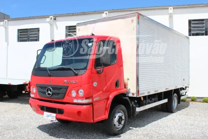 Mercedes Benz 815 2018 com bau termico