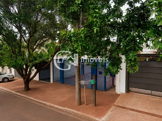 Espaçosa Casa Comercial à Venda em Campo Grande-MS, Bairro Ipiranga - 6 quartos, 3 salas,