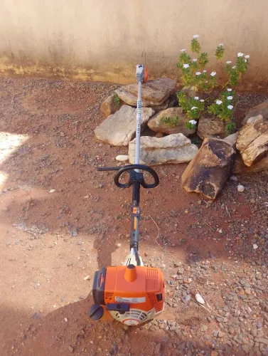 Motopoda ka120 Stihl com implementos (podador de cerca viva e roçadeira fio de nylon )
