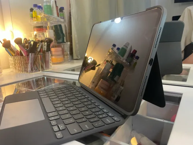 Capa Teclado Logitech Combo iPad Pro M4/M5 11 polegadas