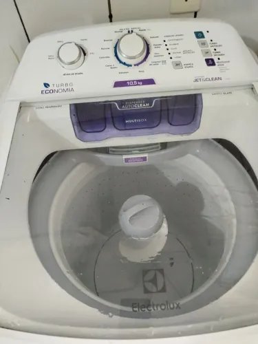 máquina de lavar roupa usada em bom estado