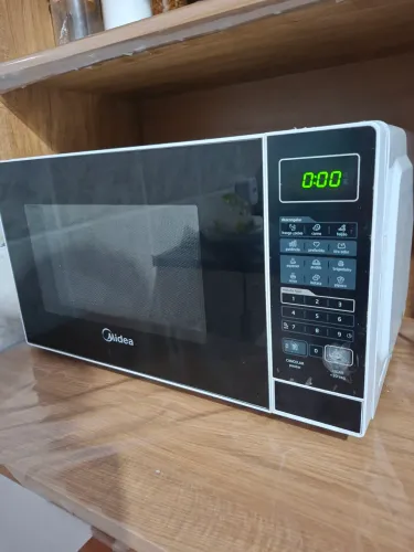 Microondas Midea 20L 2 anos de uso, novíssimo