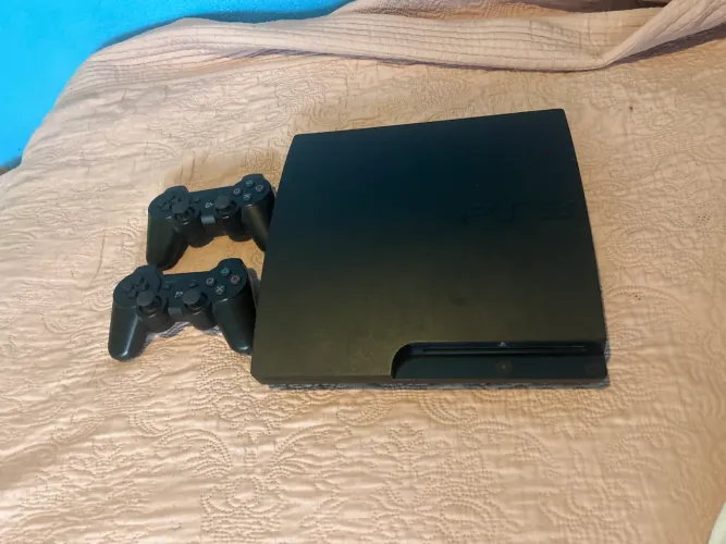  PS3 slim desbloqueado com todos os jogos da franquia e mais dois controles originais 