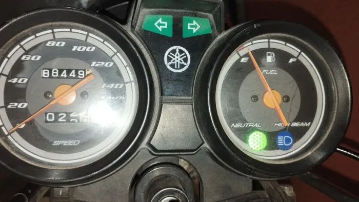 YBR 125 , partida no pedal.