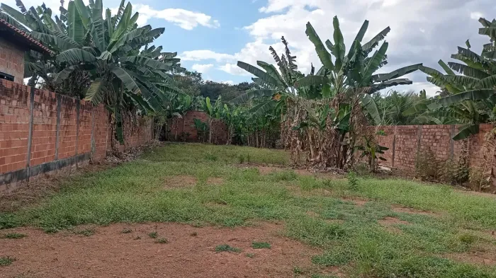 Vende se tereno vazio